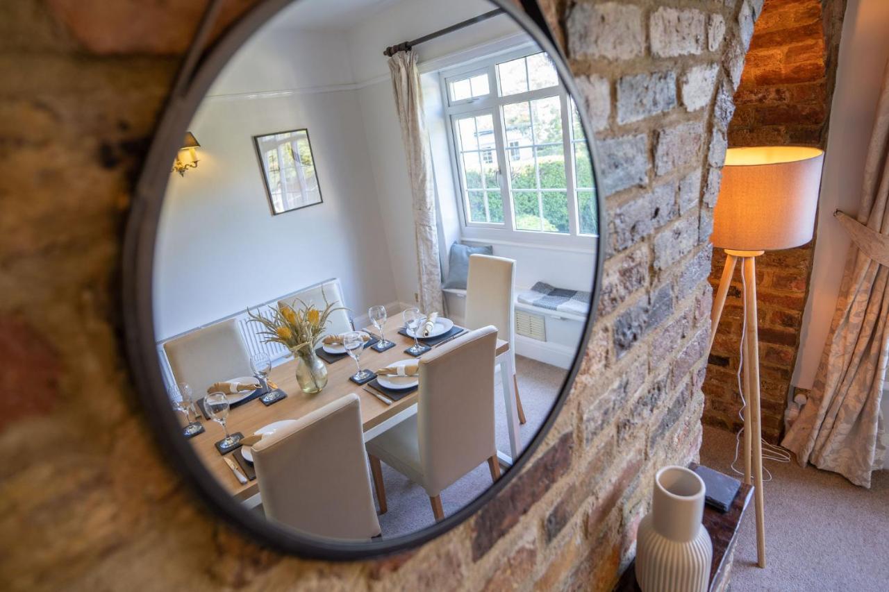 Beautiful Detached Home In Quaint Village Setting 웨더비 외부 사진
