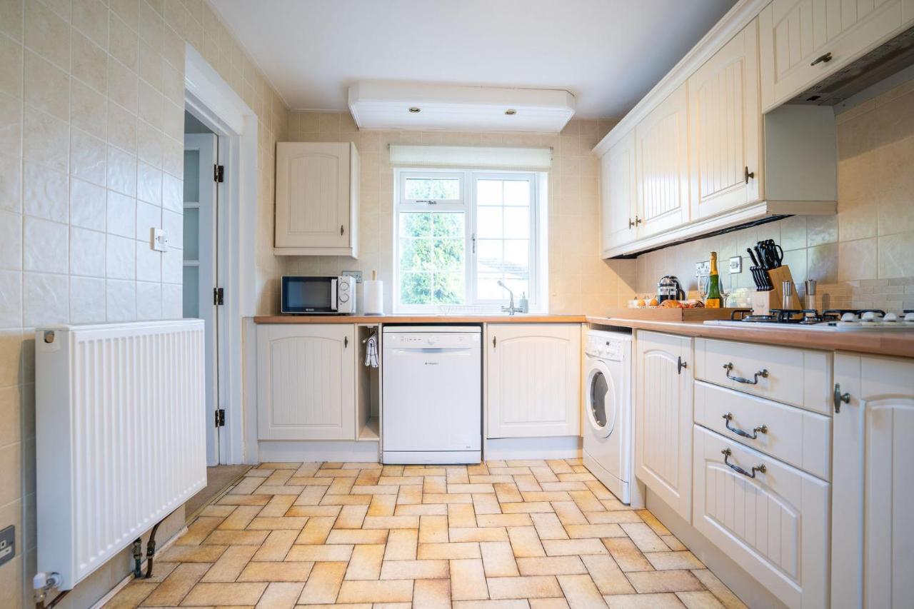 Beautiful Detached Home In Quaint Village Setting 웨더비 외부 사진